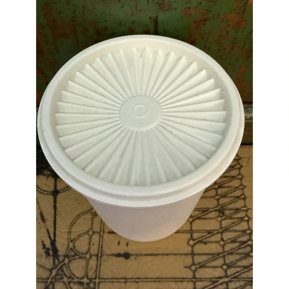 Tupperware 811-4 White with Snowflake Servalier Canister w/ Lid 812-28 Set Of 2